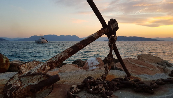 Μια μεγάλη άγκυρα στο Άγιο Νικόλαο τον Θαλασσινό.