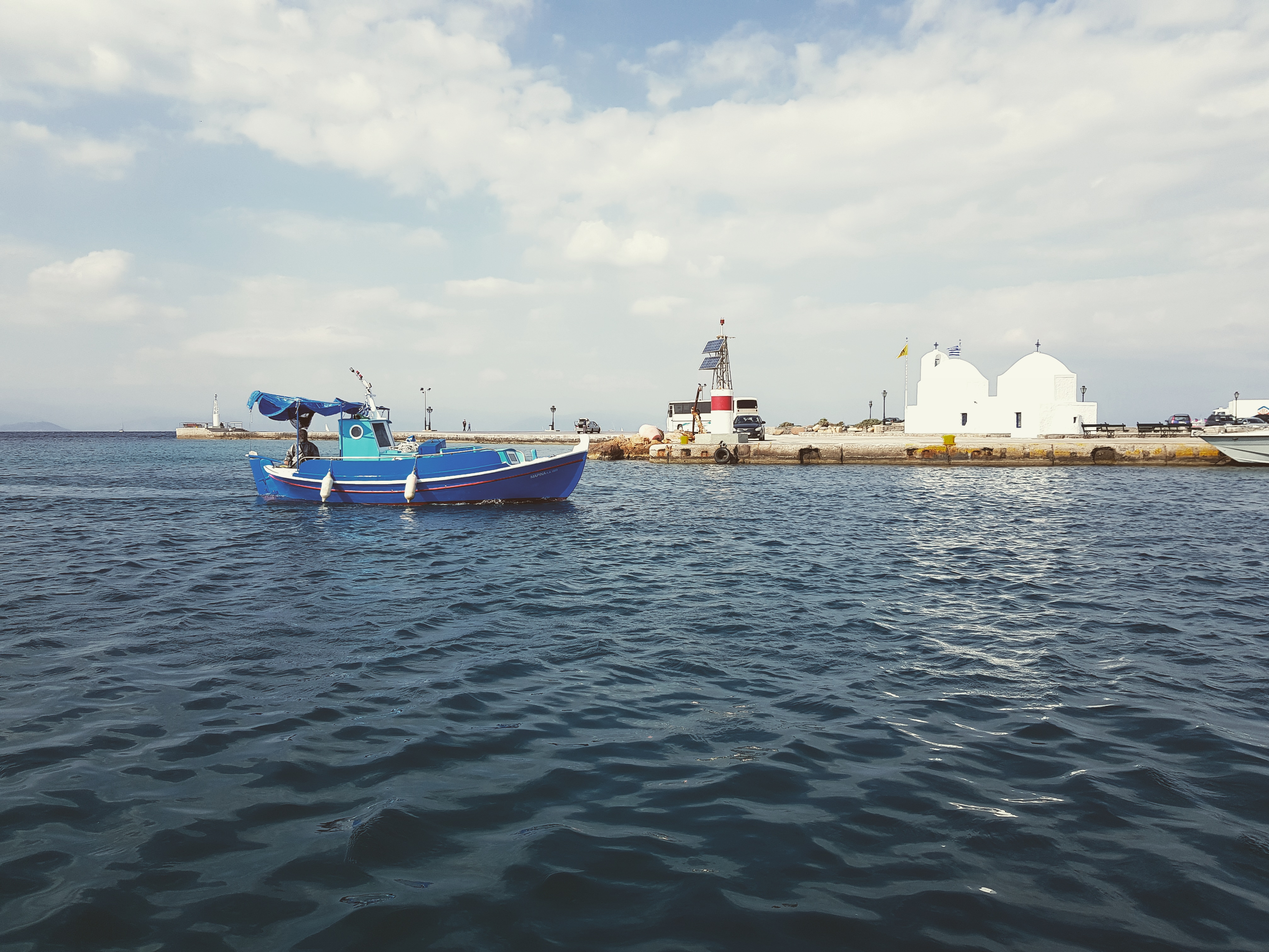Επιστροφή από το ψάρεμα στο λιμάνι της Αίγινας.