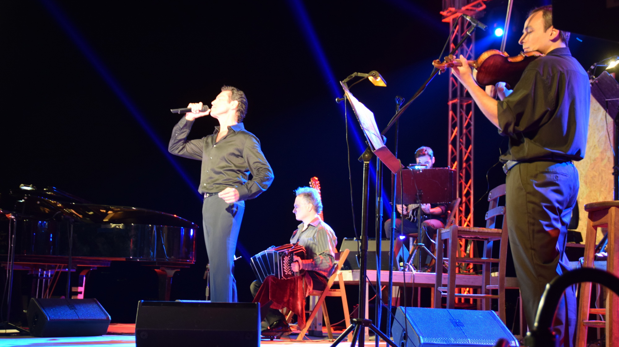 Ο Μάριος Φραγκούλης στο Μουσικό Φεστιβάλ Αίγινας.