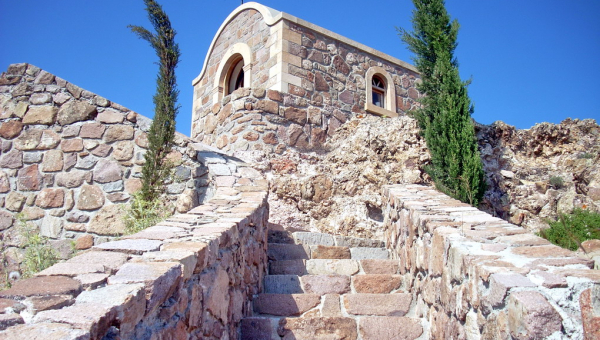 Το εκκλησάκι της Μεταμόρφωσης στην Παναγιά την Χρυσολεόντισσα.